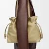 Große Flamenco-Clutch aus Nappakalbsleder in Clay Green