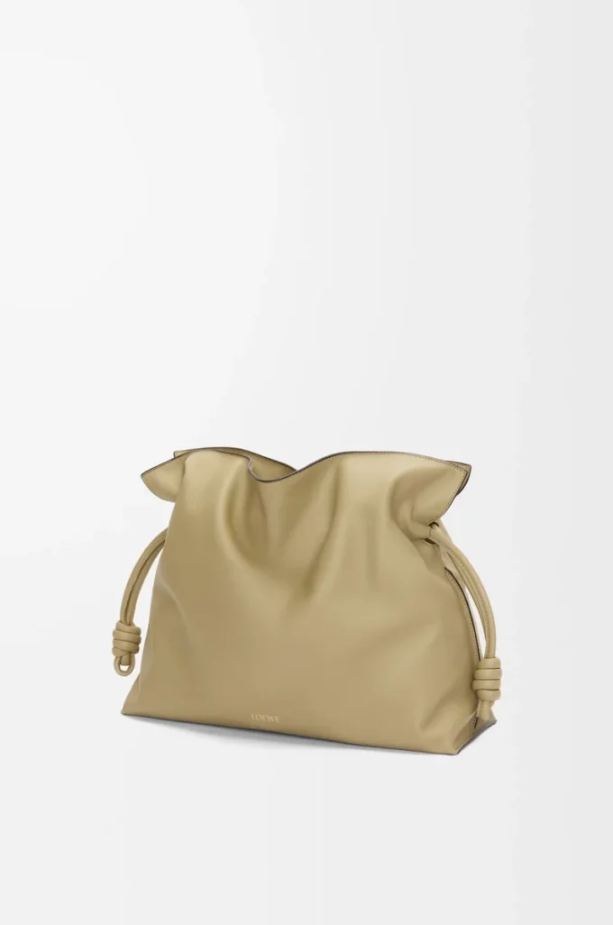 Große Flamenco-Clutch aus Nappakalbsleder in Clay Green