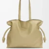 Große Flamenco-Clutch aus Nappakalbsleder in Clay Green