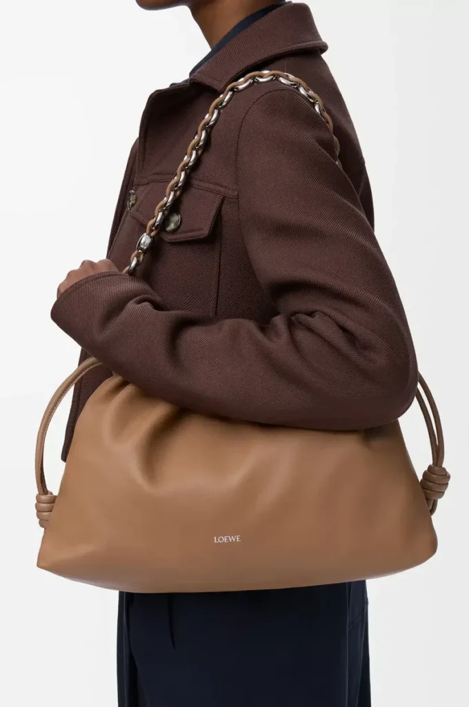 Große Flamenco-Handtasche aus weichem Nappalammleder in Mokka