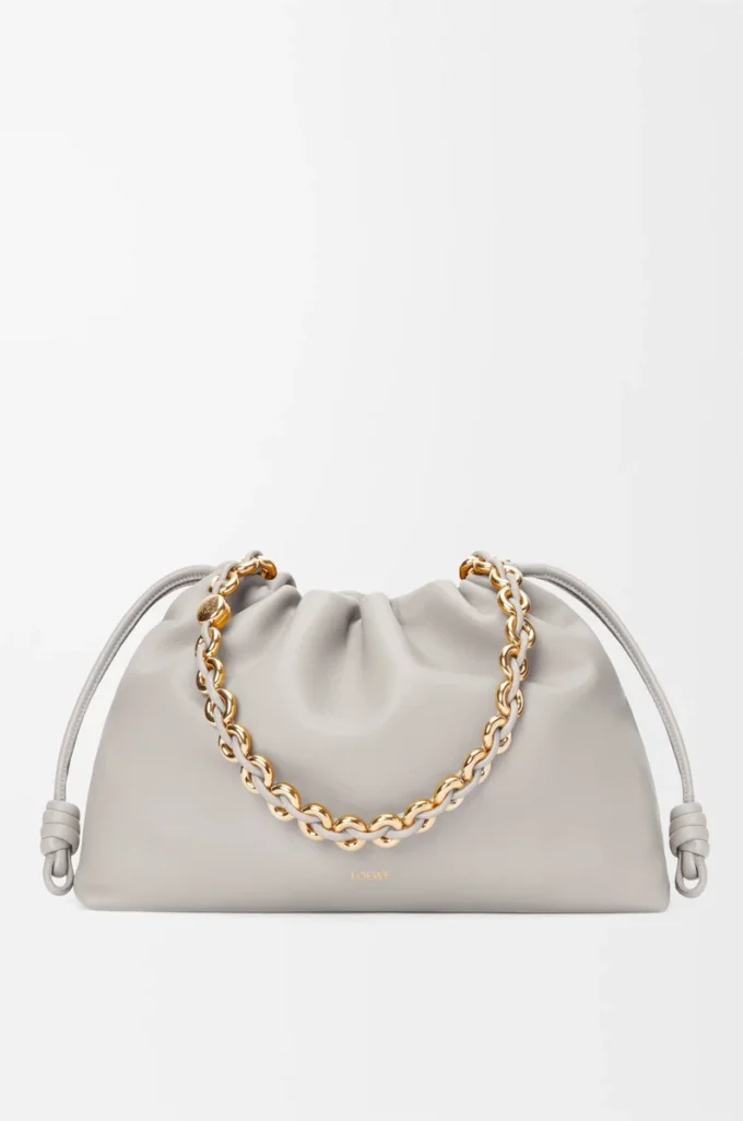 Große Flamenco-Handtasche aus weichem Nappalammleder in Shell Grey