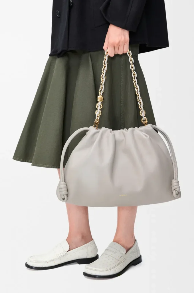 Große Flamenco-Handtasche aus weichem Nappalammleder in Shell Grey