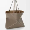 Große horizontale Puzzle Fold-Tasche aus weichem genarbtem Kalbsleder in Taupe