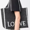 Große LOEWE Font Tote aus Raffia Schwarz