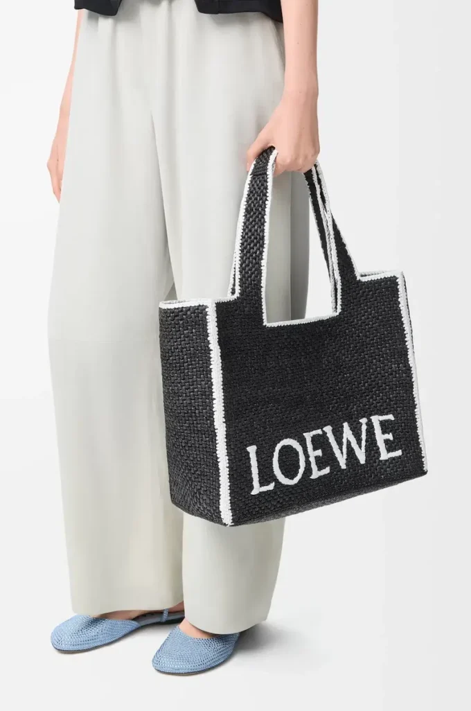 Große LOEWE Font Tote aus Raffia Schwarz