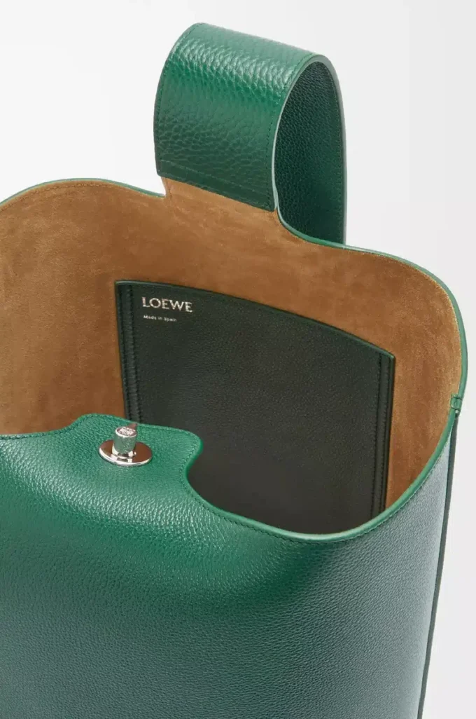 Große Pebble-Beuteltasche aus geschmeidigem genarbtem Kalbsleder Evergreen