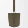Große Pebble-Beuteltasche aus Wildkalbsleder in Dark Olive