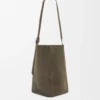 Große Pebble-Beuteltasche aus Wildkalbsleder in Dark Olive