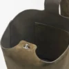 Große Pebble-Beuteltasche aus Wildkalbsleder in Dark Olive