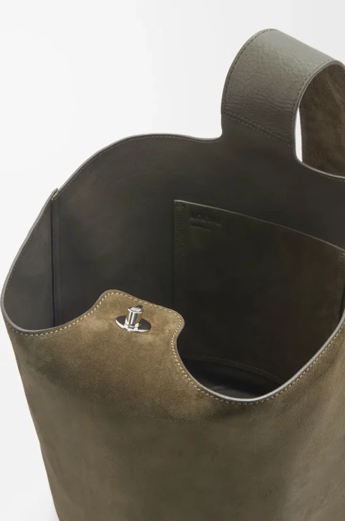Große Pebble-Beuteltasche aus Wildkalbsleder in Dark Olive
