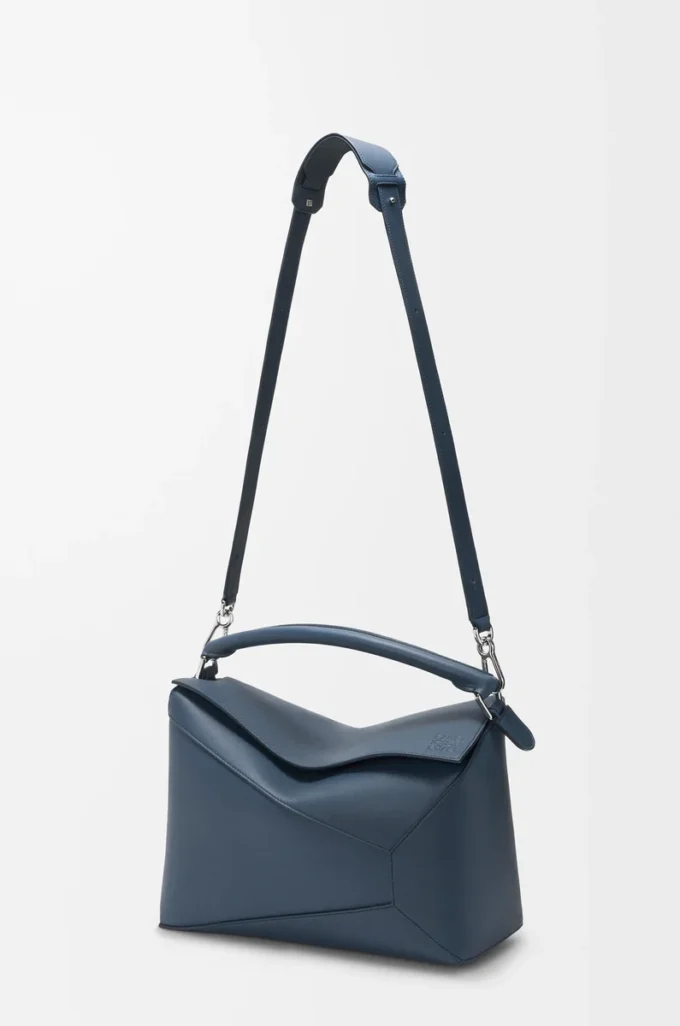 Große Puzzle Edge Tasche aus klassischem Kalbsleder in Indigo Dye