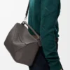 Große Puzzle-Tasche aus geschmeidigem genarbtem Kalbsleder in Dunkelgrau Große Puzzle-Tasche aus geschmeidigem genarbtem Kalbsleder in Dunkelgrau