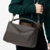 Große Puzzle-Tasche aus geschmeidigem genarbtem Kalbsleder in Dunkelgrau Große Puzzle-Tasche aus geschmeidigem genarbtem Kalbsleder in Dunkelgrau