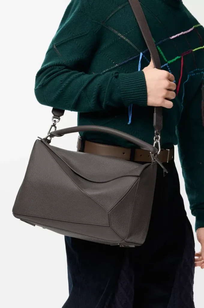 Große Puzzle-Tasche aus geschmeidigem genarbtem Kalbsleder in Dunkelgrau Große Puzzle-Tasche aus geschmeidigem genarbtem Kalbsleder in Dunkelgrau