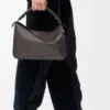 Große Puzzle-Tasche aus geschmeidigem genarbtem Kalbsleder in Dunkelgrau Große Puzzle-Tasche aus geschmeidigem genarbtem Kalbsleder in Dunkelgrau