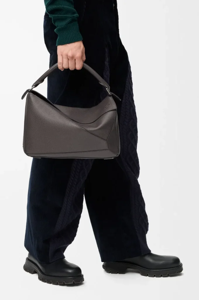 Große Puzzle-Tasche aus geschmeidigem genarbtem Kalbsleder in Dunkelgrau Große Puzzle-Tasche aus geschmeidigem genarbtem Kalbsleder in Dunkelgrau