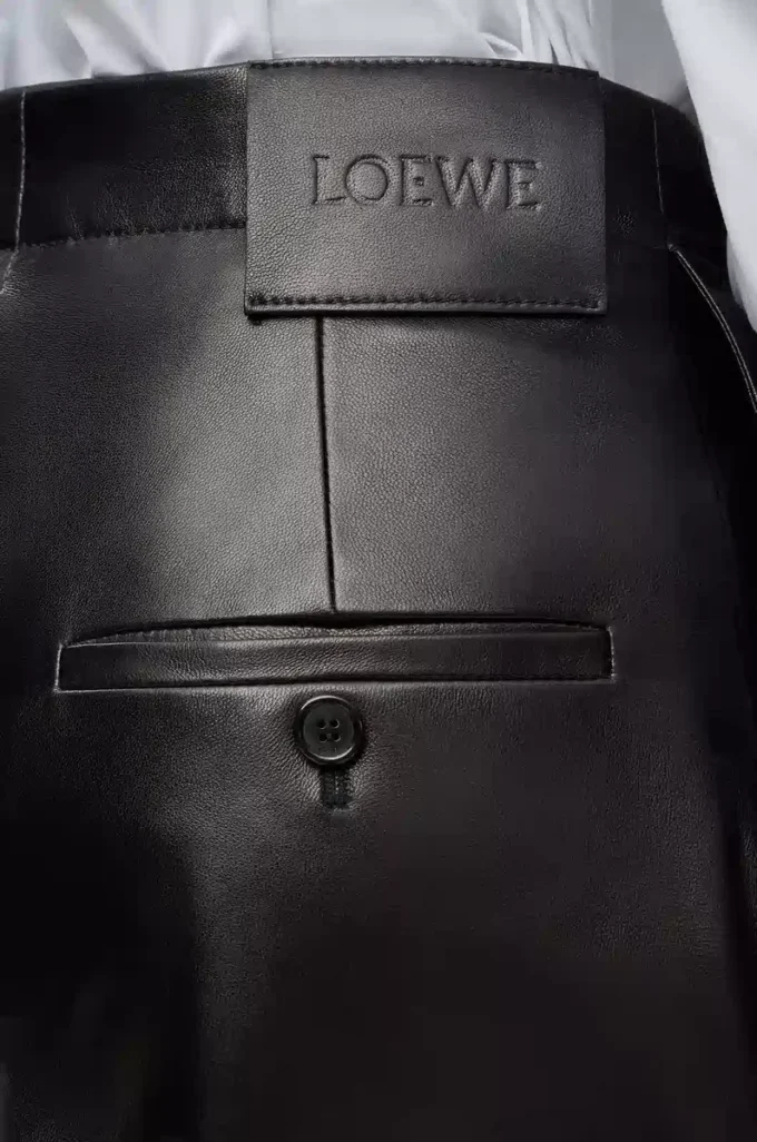 Gürtelhose aus schwarzem Nappalammleder