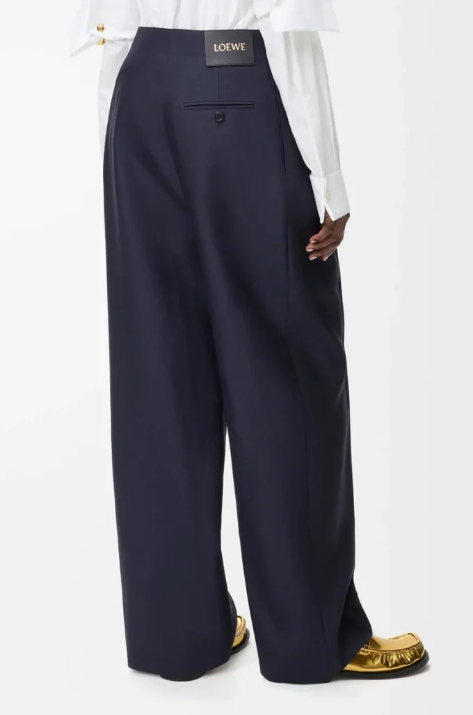 Gürtelhose aus Wolle und Seide in Marineblau