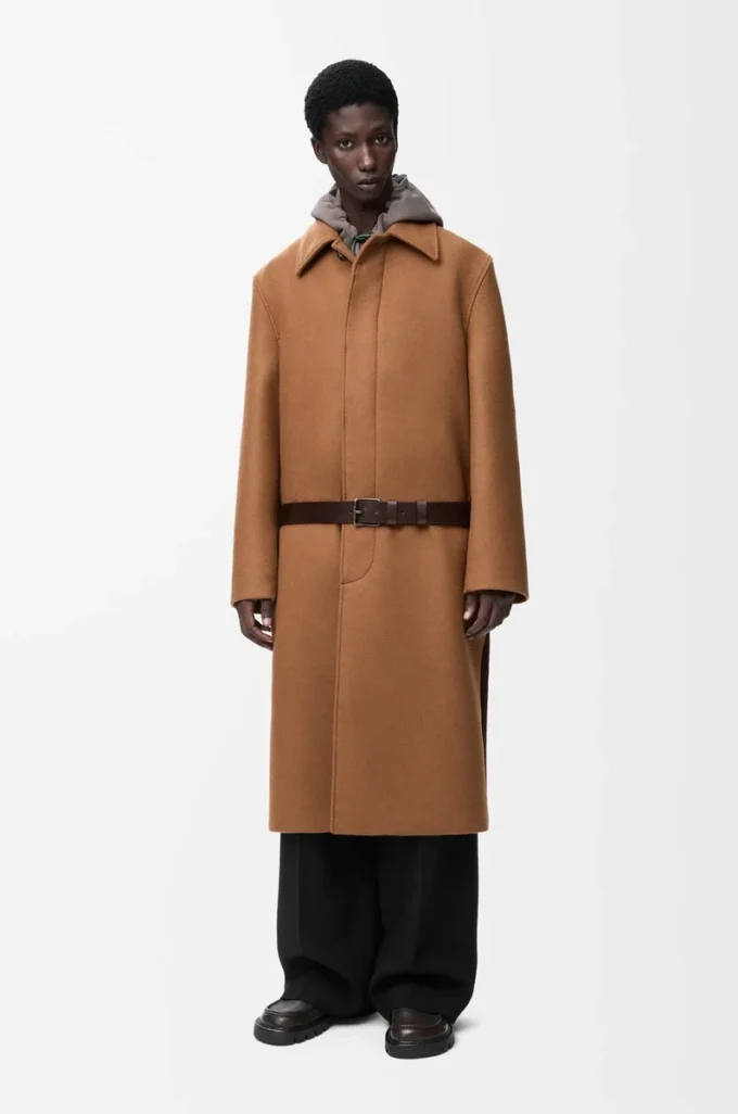 Gürtelmantel aus Wolle in Camel/Braun