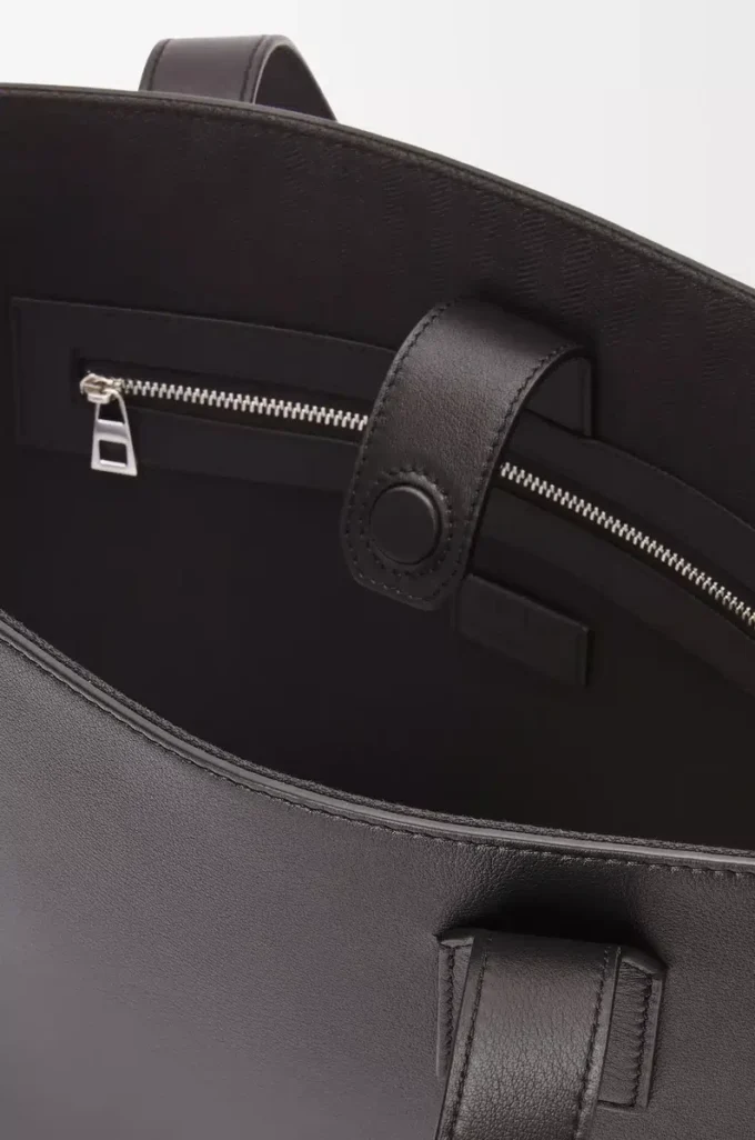 Horizontale Tasche mit Schnallenverschluss aus klassischem Kalbsleder Schwarz