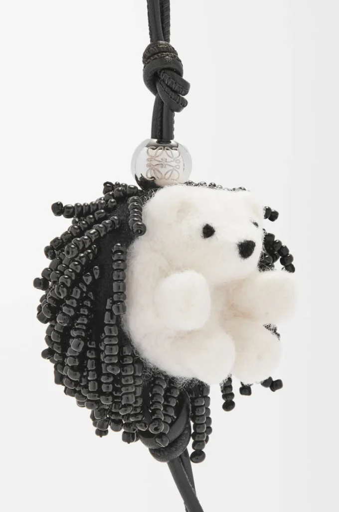 Igel-Anhänger aus Filz, Perlen und Kalbsleder Schwarz/Soft White