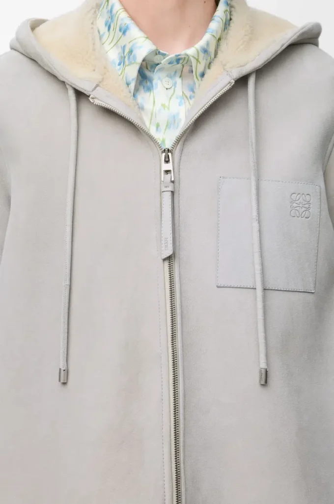 Kapuzenjacke aus Shearling in Hellgrau Melange