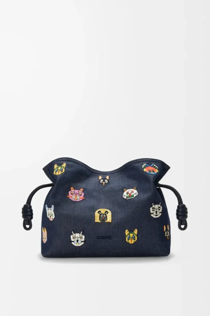 Katzen Medium Flamenco Clutch aus besticktem Denim Blau