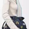 Katzen Medium Flamenco Clutch aus besticktem Denim Blau
