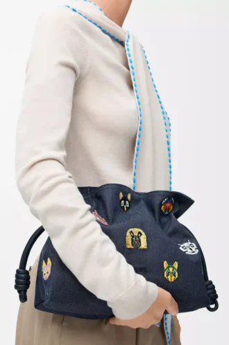 Katzen Medium Flamenco Clutch aus besticktem Denim Blau