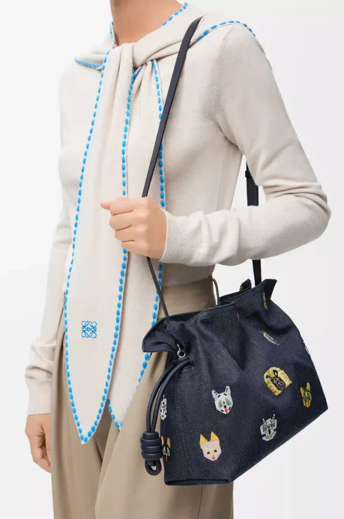 Katzen Medium Flamenco Clutch aus besticktem Denim Blau
