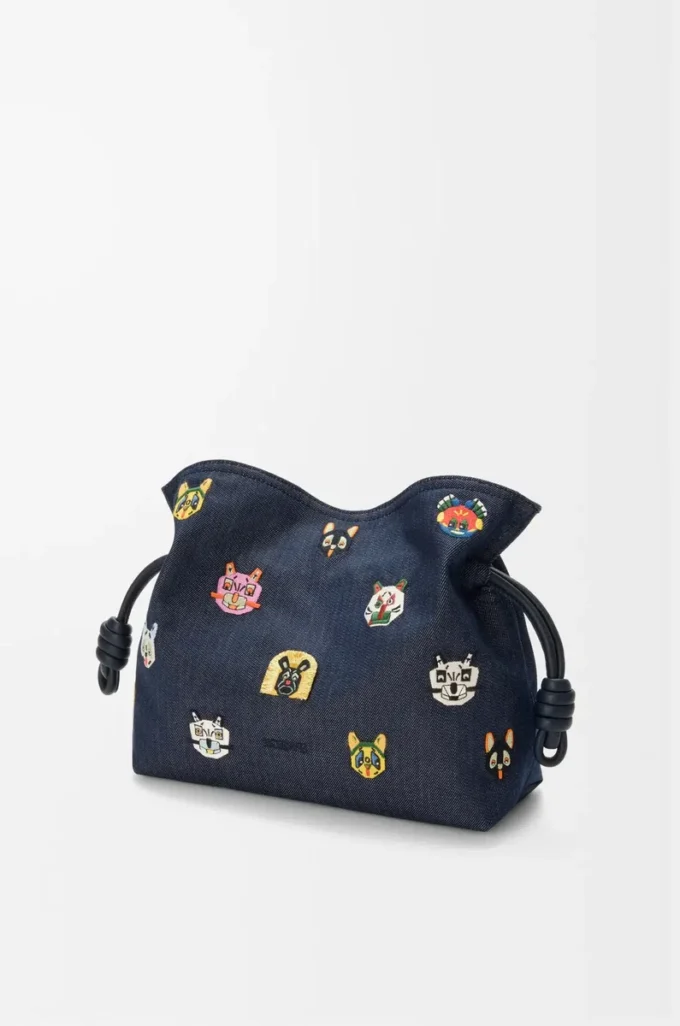 Katzen Medium Flamenco Clutch aus besticktem Denim Blau