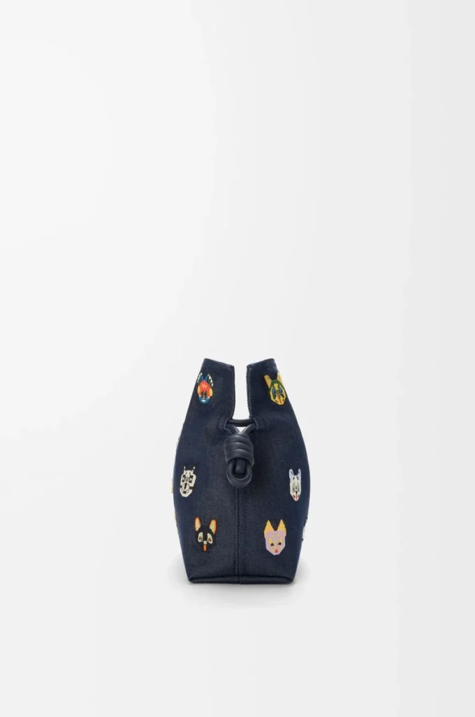 Katzen Medium Flamenco Clutch aus besticktem Denim Blau