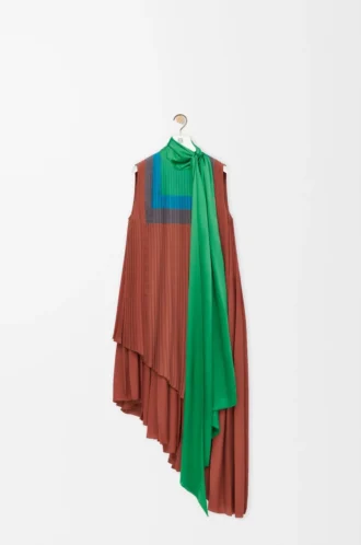 Kleid aus technischem Krepp in Karamell/Hellgrün