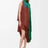 Kleid aus technischem Krepp in Karamell/Hellgrün