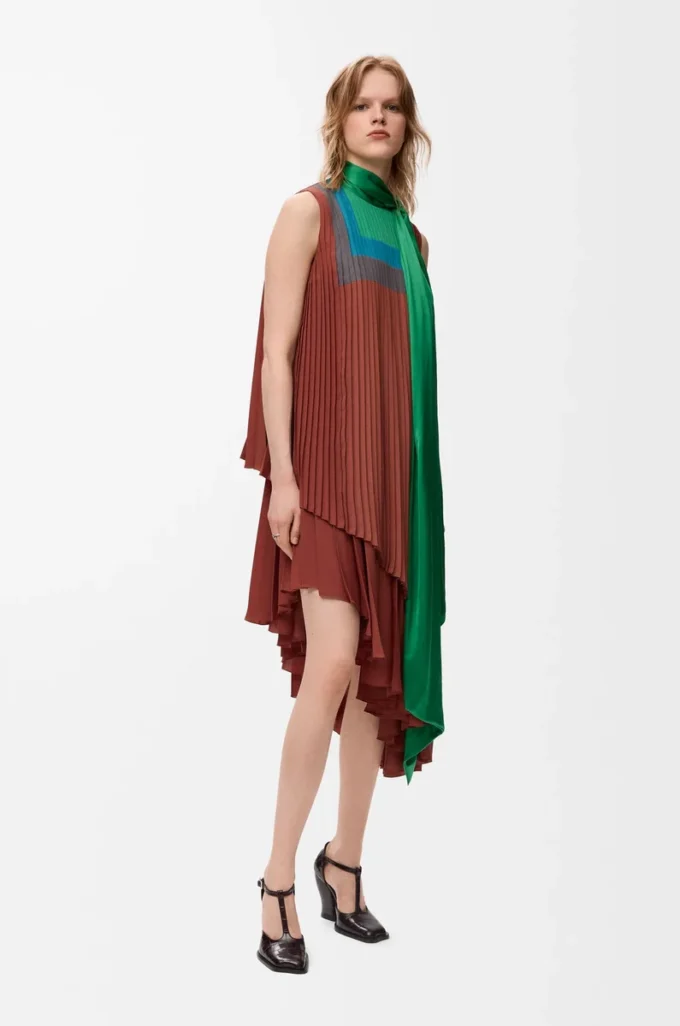 Kleid aus technischem Krepp in Karamell/Hellgrün