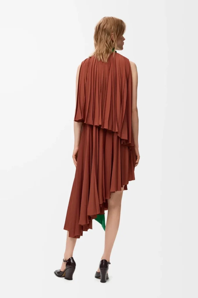 Kleid aus technischem Krepp in Karamell/Hellgrün