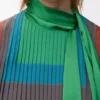 Kleid aus technischem Krepp in Karamell/Hellgrün