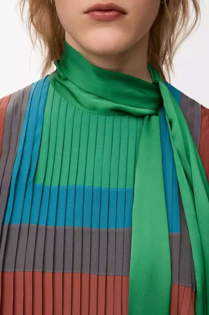 Kleid aus technischem Krepp in Karamell/Hellgrün