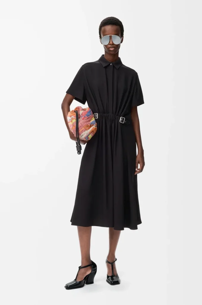Kleid mit Gürtel aus Stretch-Viskose in Schwarz