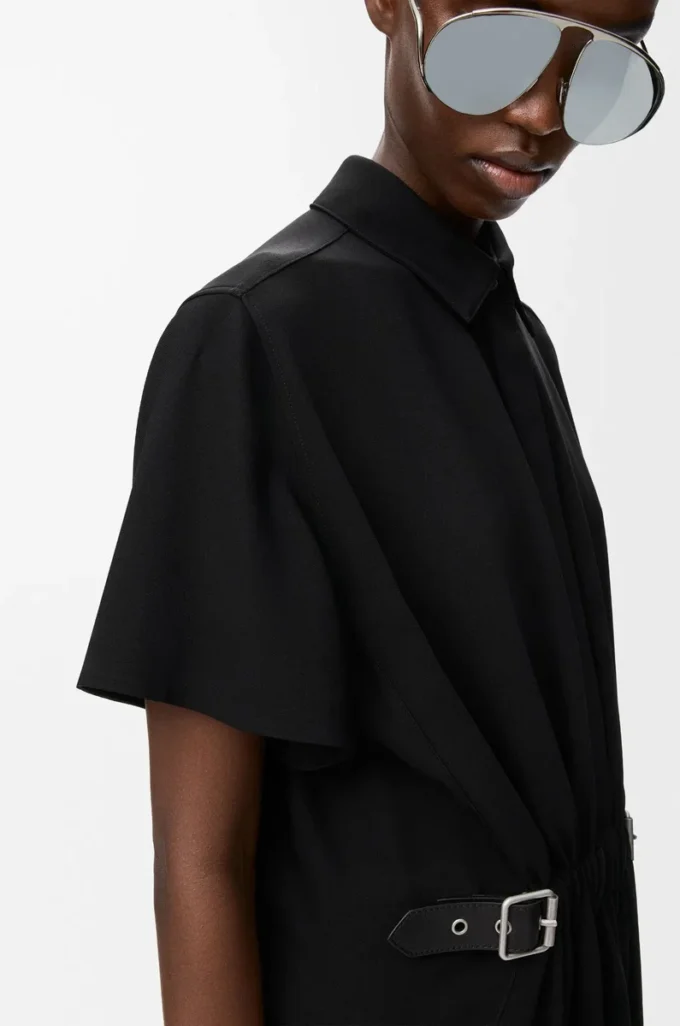 Kleid mit Gürtel aus Stretch-Viskose in Schwarz