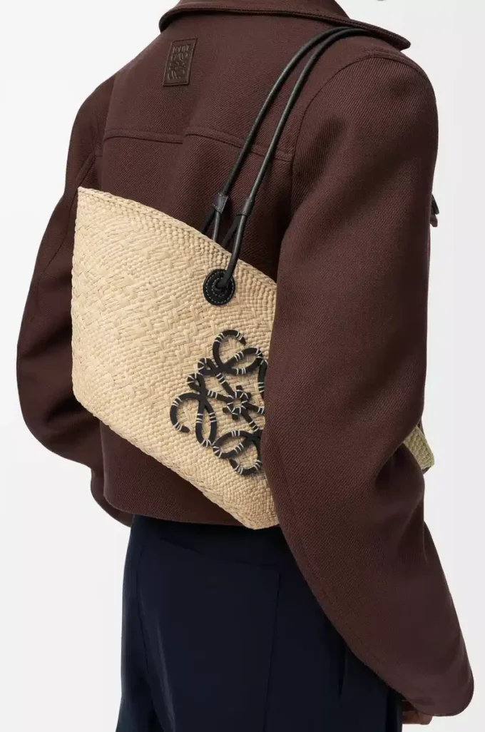 Kleine Anagram Basket Tasche aus Iraca-Palme und Kalbsleder Natur/Schwarz