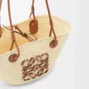 Kleine Anagram-Korb-Tasche aus Iraca-Palmenblättern und Kalbsleder Natur/Hellbraun