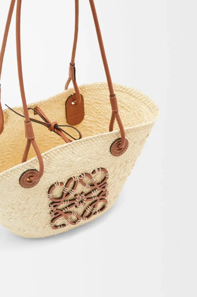 Kleine Anagram-Korb-Tasche aus Iraca-Palmenblättern und Kalbsleder Natur/Hellbraun