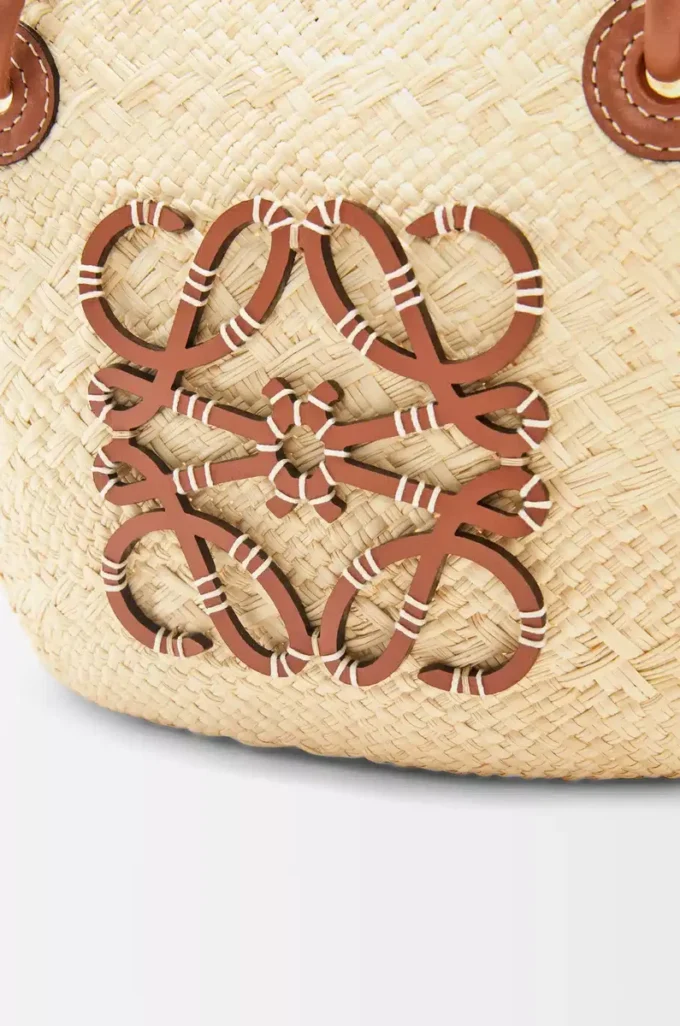 Kleine Anagram-Korb-Tasche aus Iraca-Palmenblättern und Kalbsleder Natur/Hellbraun