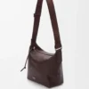 Kleine Cubi Crossbody-Tasche aus geschmeidigem genarbtem Kalbsleder in Oxblood