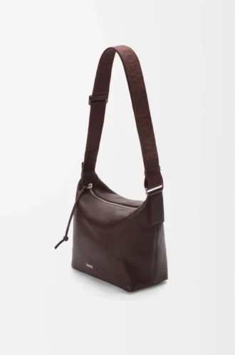 Kleine Cubi Crossbody-Tasche aus geschmeidigem genarbtem Kalbsleder in Oxblood