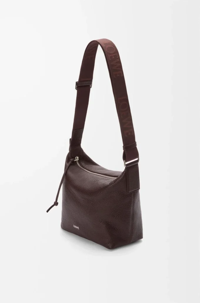 Kleine Cubi Crossbody-Tasche aus geschmeidigem genarbtem Kalbsleder in Oxblood