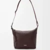 Kleine Cubi Crossbody-Tasche aus geschmeidigem genarbtem Kalbsleder in Oxblood