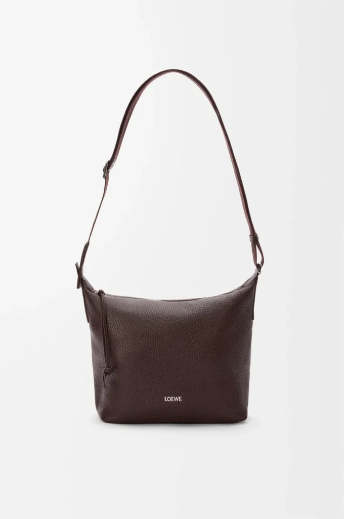 Kleine Cubi Crossbody-Tasche aus geschmeidigem genarbtem Kalbsleder in Oxblood