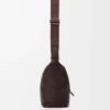 Kleine Cubi Crossbody-Tasche aus geschmeidigem genarbtem Kalbsleder in Oxblood